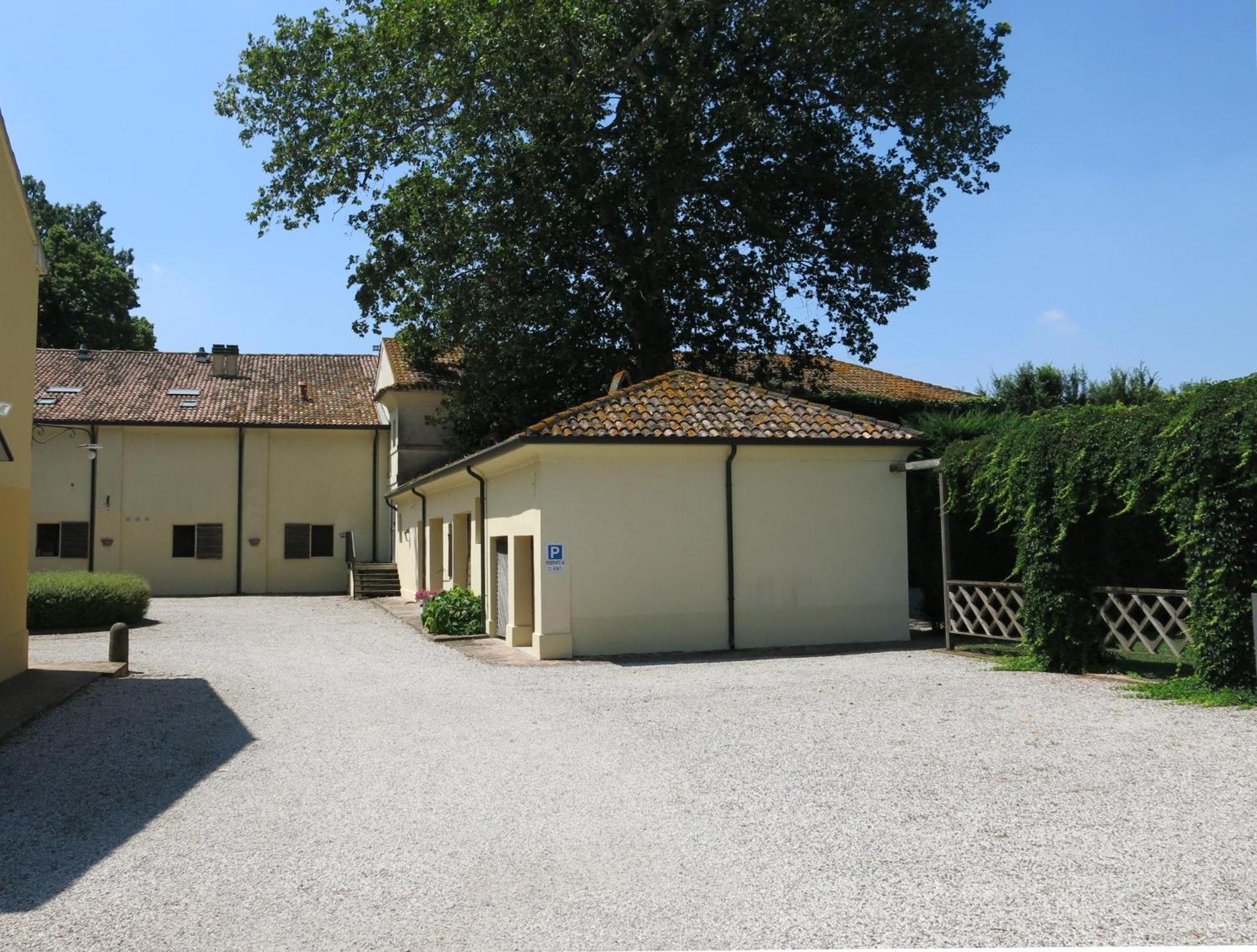 Villa Schiavi Sermide Luaran gambar